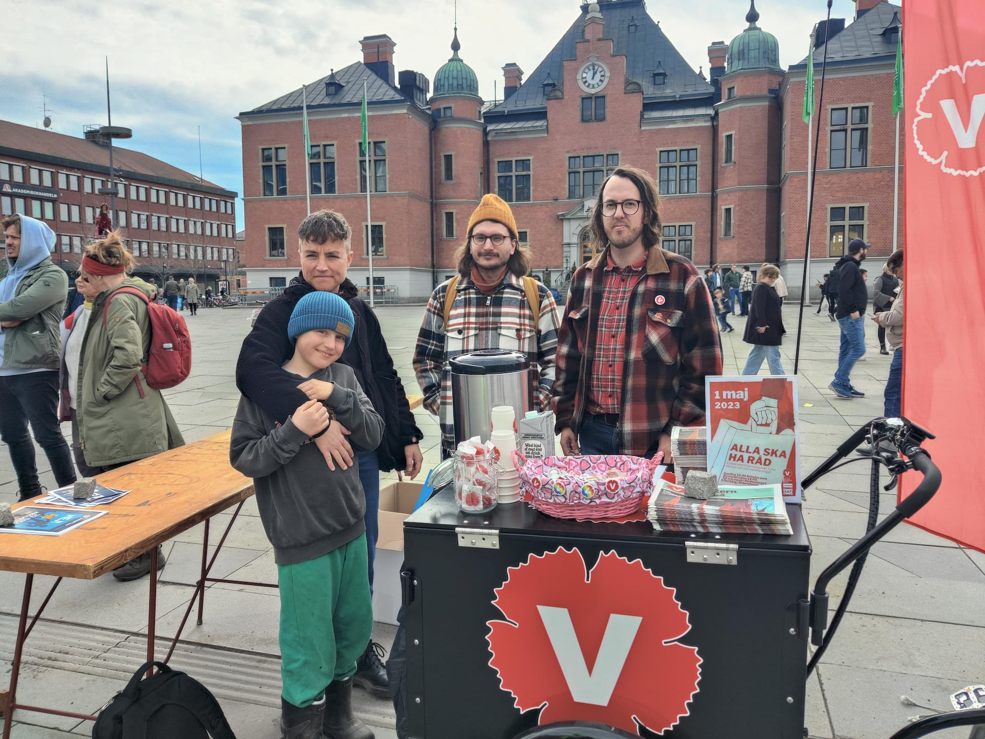 Röd tisdag utanför ICA Kronoparken
