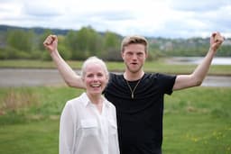 Dørbank med Kirsti Bergstø på Vøyenenga